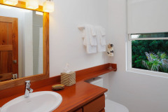 Queen Oceanfront Suite Bathroom