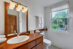 Queen Oceanfront Suite Bathroom