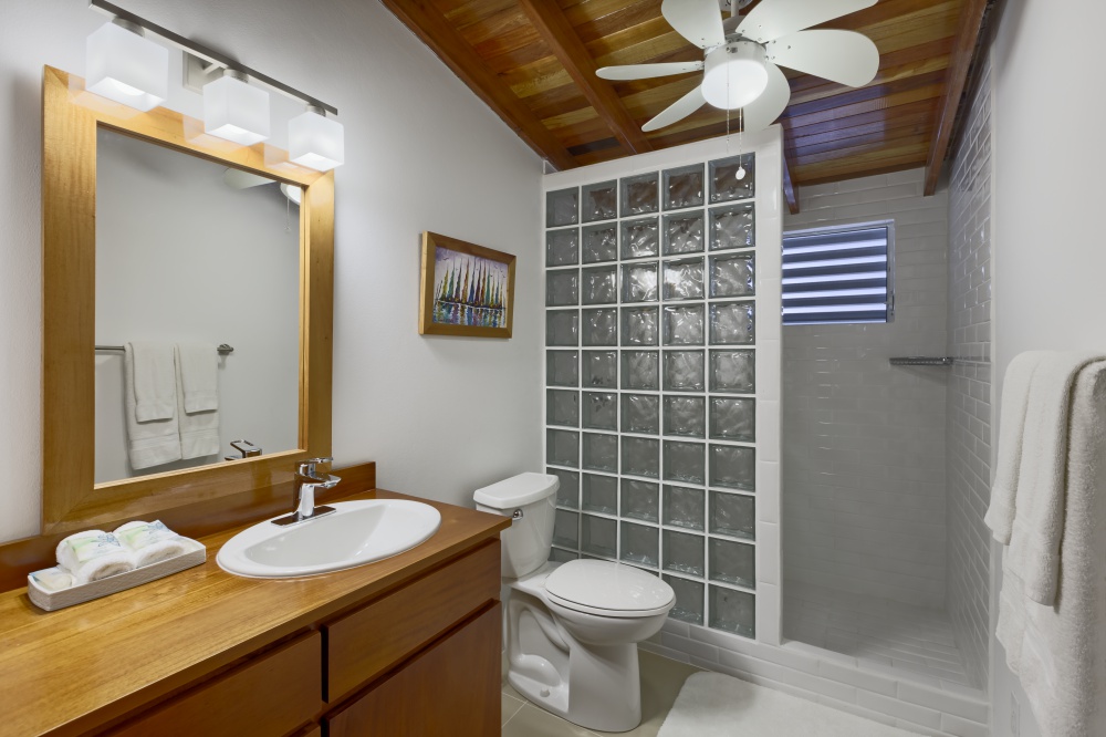 King Oceanfront Suite Bathroom